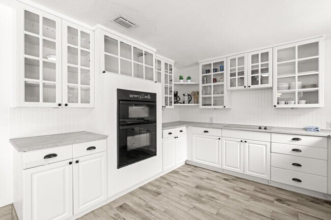 Building Photo - 19165 SE Homewood Ave