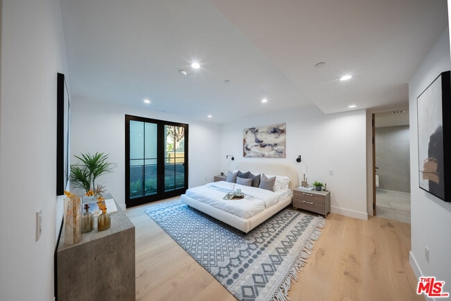 Building Photo - 10352 Riverside Dr