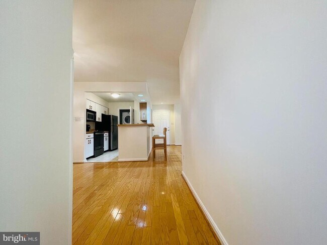 Building Photo - 7715 Lafayette Forest Dr