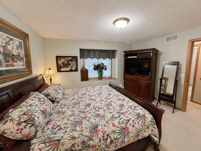 Building Photo - Stunning 2-Level Townhome with Vaulted Ceiling in Champlin!!