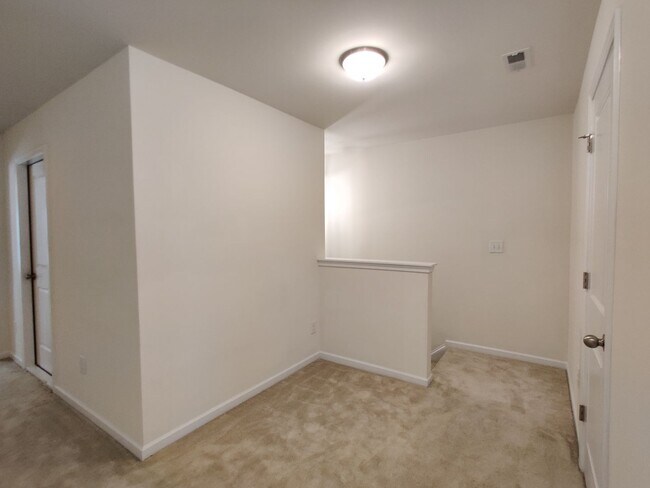 Building Photo - 4 Bedroom, 2.5 Bath Townhome in Savannah Townhomes
