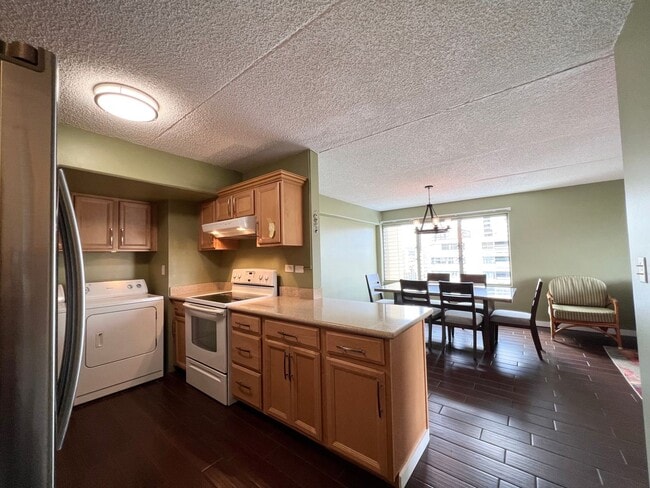 Building Photo - 2BD/2BA/2PKG. Furnished, Waikiki, Views, Breeze