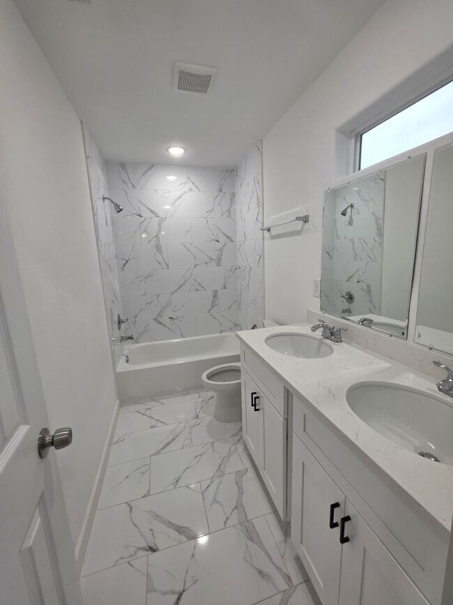 Building Photo - Stunning Duplex with Garage & Modern Finishes