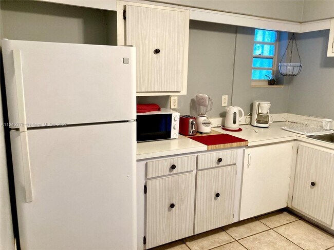 Building Photo - 2460 SW 18th Ave