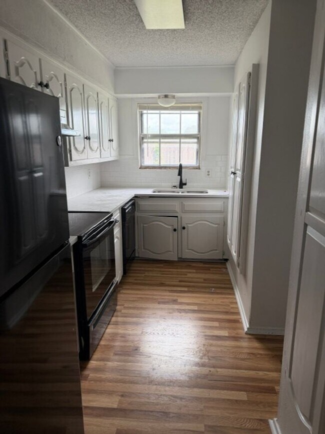 Building Photo - Centrally Located 2 Bedroom Unit