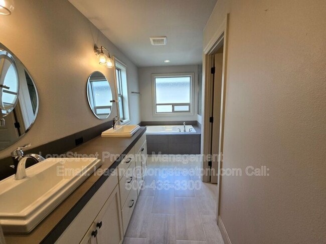 Building Photo - 3338 SE Summerfield Dr
