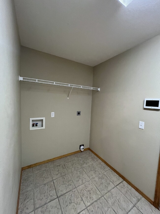 Building Photo - 3BR / 2BA  - with Fenced in backyard