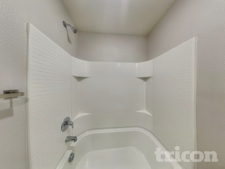 Building Photo - 108 Saloon Cv E