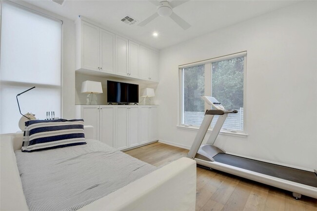 Building Photo - 2510 Sutherland St