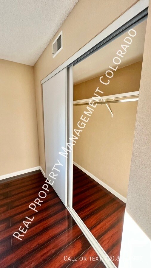 Building Photo - Freshly Updated Condo in Highline Meadows