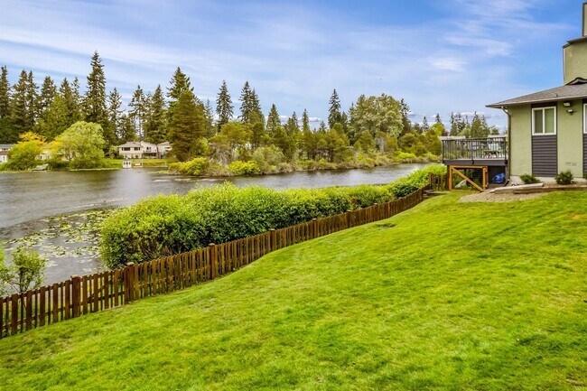 Building Photo - 2 Bedroom 2 Bathroom Sits Right on the Shore of Lake Beverly