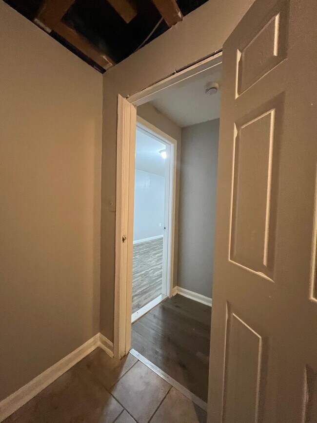 Building Photo - 4674 Mews Dr