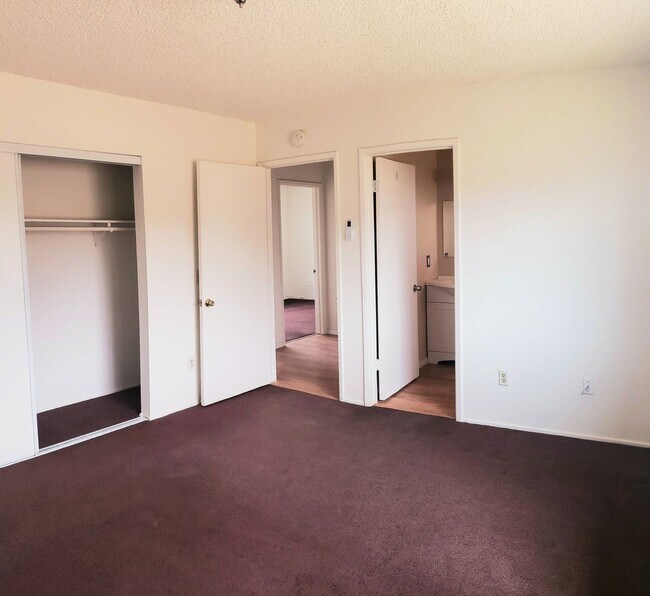 Building Photo - 3 Bedroom 2  Bath home with Garage in the heart of JT!!