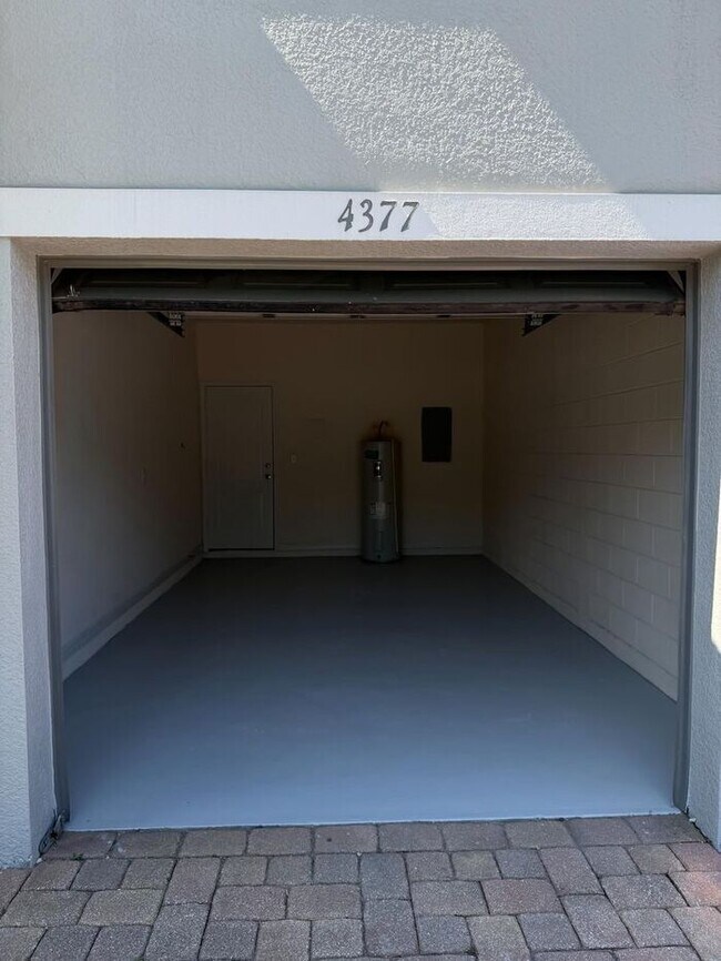 Building Photo - Beautifully Updated 3-Bedroom Townhouse in Kissimmee – Gated Community with Pool