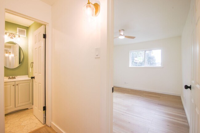 Building Photo - Beautiful 2-bedroom, 1-bathroom townhouse located in the vibrant city of El Paso
