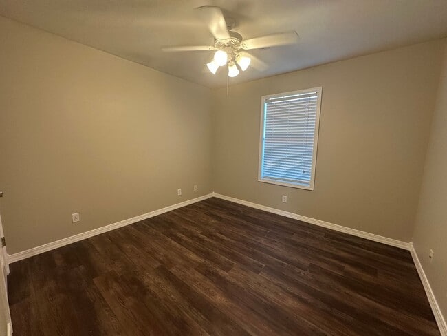 Building Photo - Welcome to this charming 3-bedroom, 2-bath...