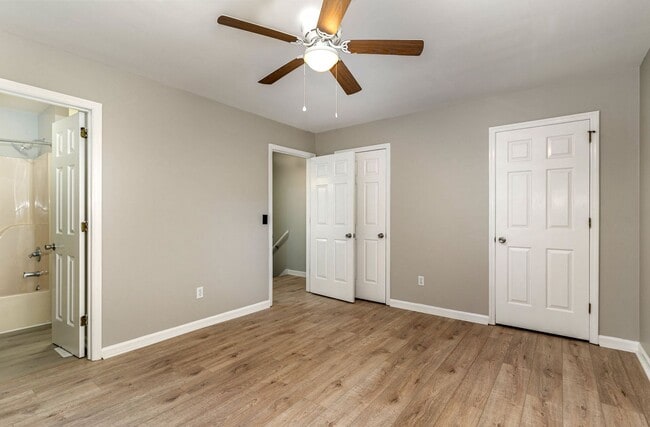 Building Photo - Donelson Freshly Updated 2 Bdrm Townhome Available Now!