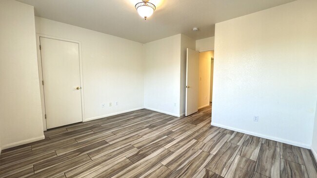 Building Photo - 10631 Streamside Ave