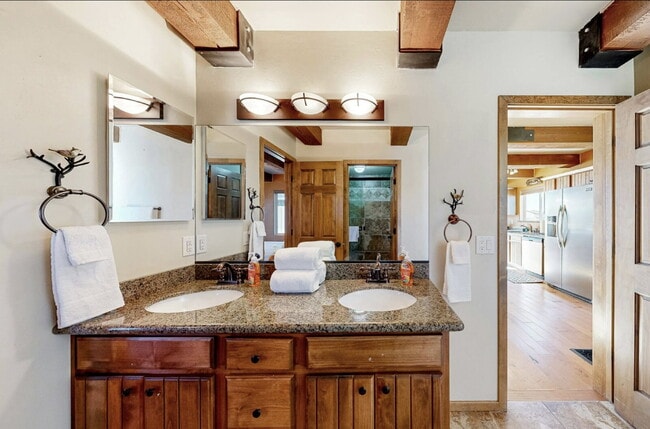Building Photo - 760 S Creekside Dr