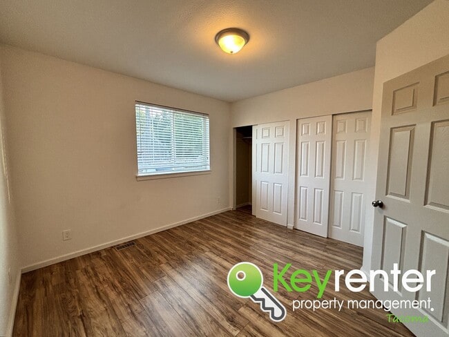 Building Photo - 50% Off First Month Rent - Modern 3-Bedroo...