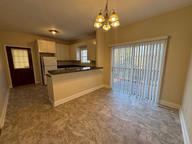 Building Photo - Nice 3/2 House in Silver Creek with bonus rooms- $1,495