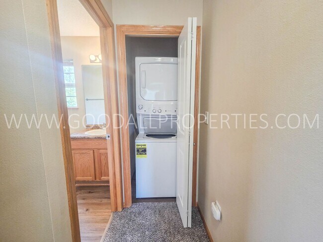 Building Photo - 2-Bedroom, 2.5-Bath Urbandale Townhome with Attached 2-Car Garage