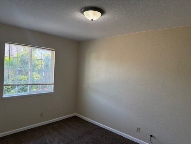 Building Photo - 3 Bedroom Home In Quail Ridge