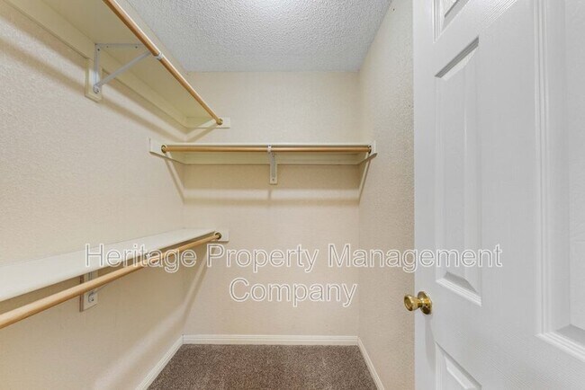 Building Photo - 1174 Mooncrest Dr