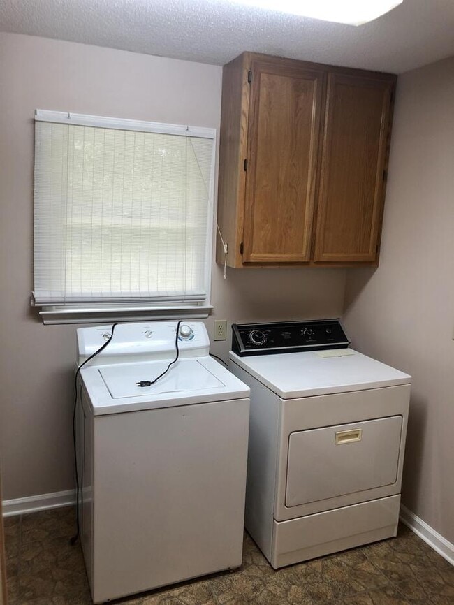 Building Photo - 296 Park Ln