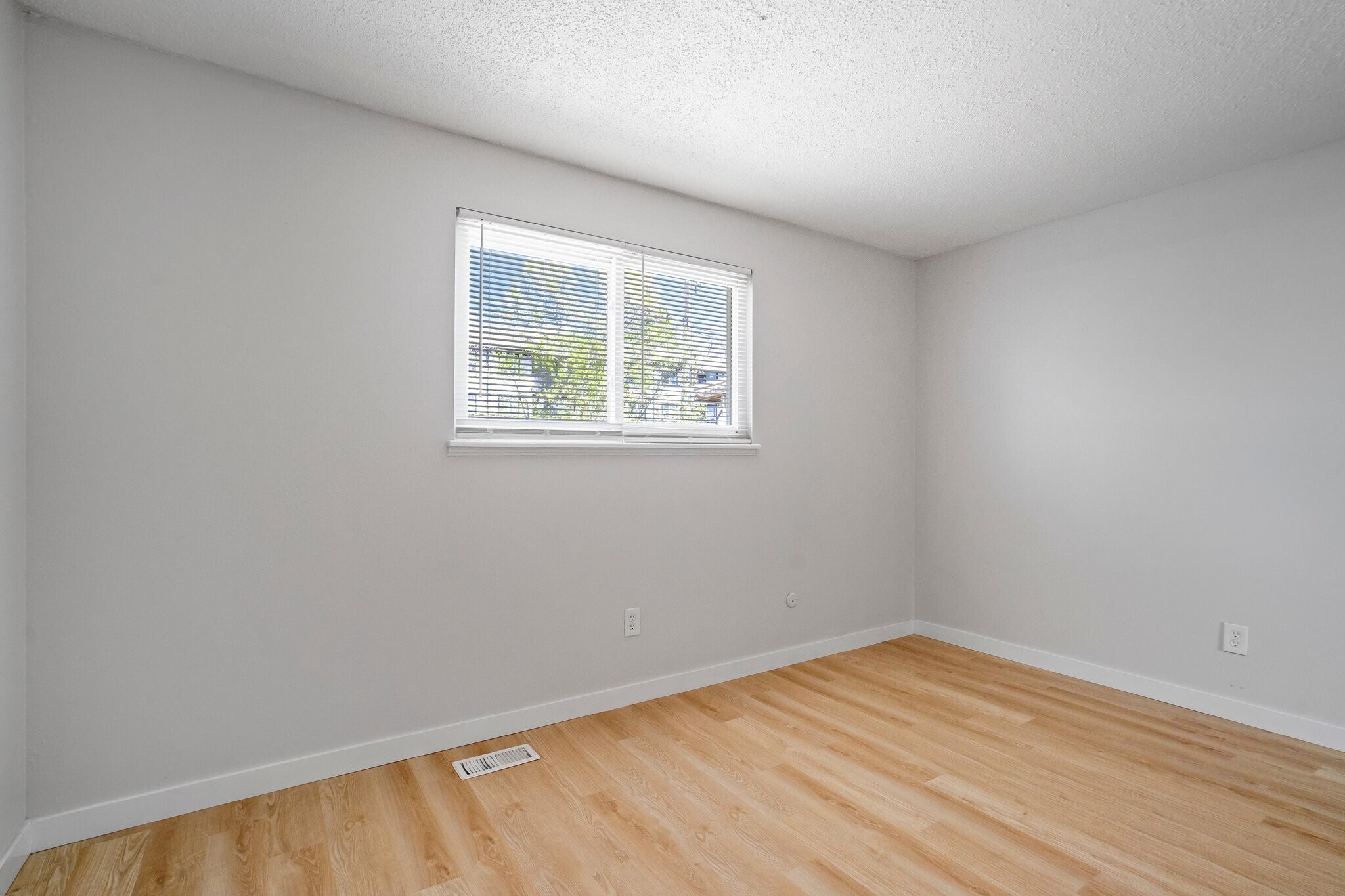 Building Photo - 2050 Del Mar Dr