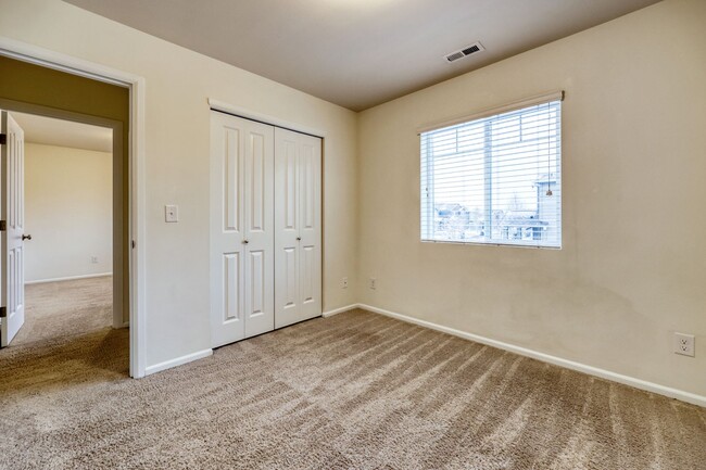 Building Photo - MOVE IN READY! 4 bed plus den - easy I-5 a...