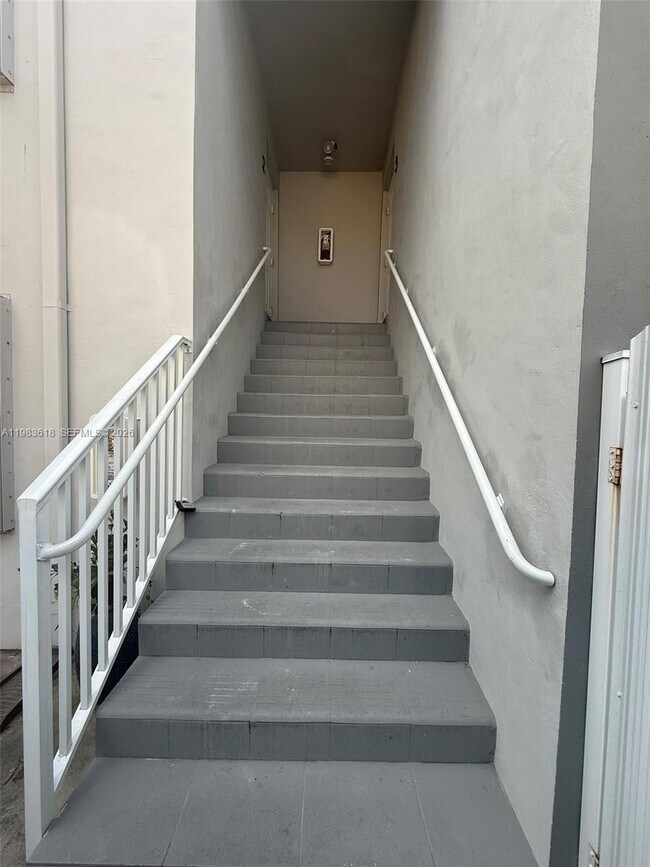 Building Photo - 420 SW 14th Ave