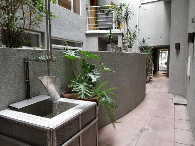 Building Photo - 602 W Fir St