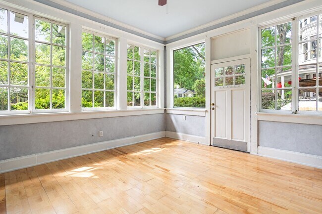 Building Photo - 5 Bed 5 Bath in Atlanta - Prime Location! ...
