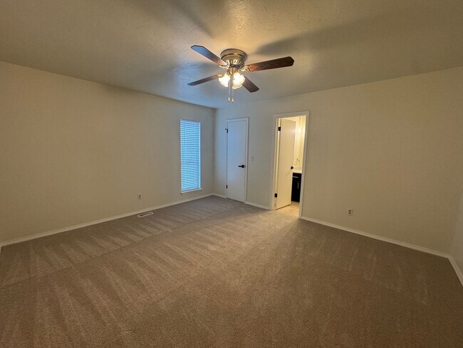 Building Photo - 200 off your move in before 10/15 ! Be Wow...