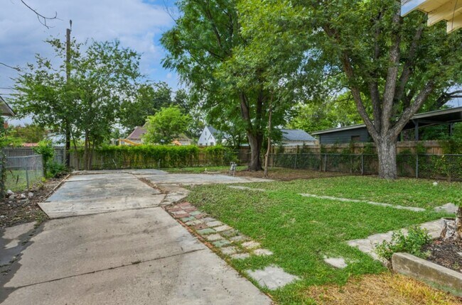 Building Photo - 1932 W Huisache Ave
