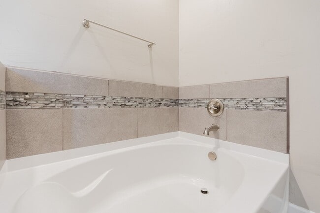 Building Photo - Spacious 3 Bedroom 2 Bath Home with 3-Car ...