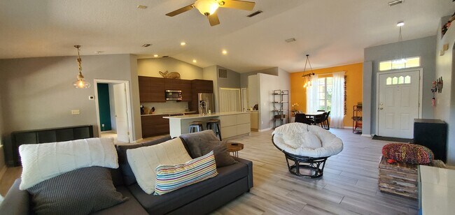 Building Photo - 284 W Silverthorn Ln