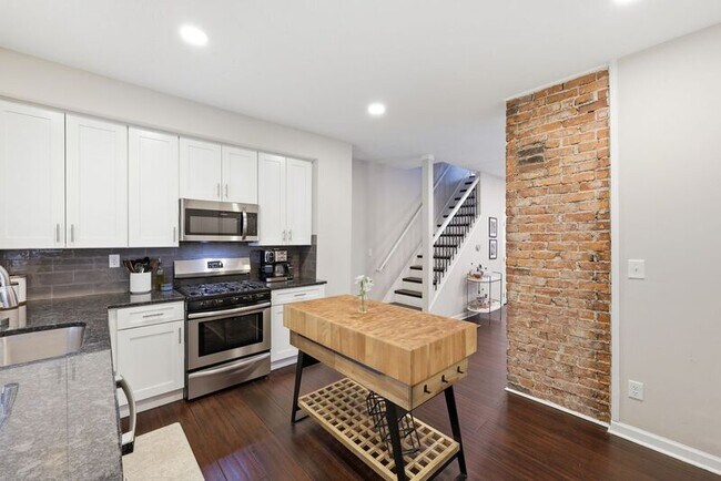 Building Photo - 621 Reinhard Ave