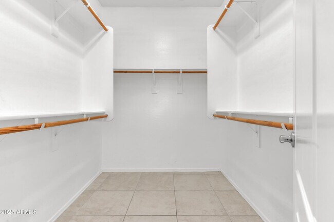 Building Photo - 2354 E Bellerive Dr