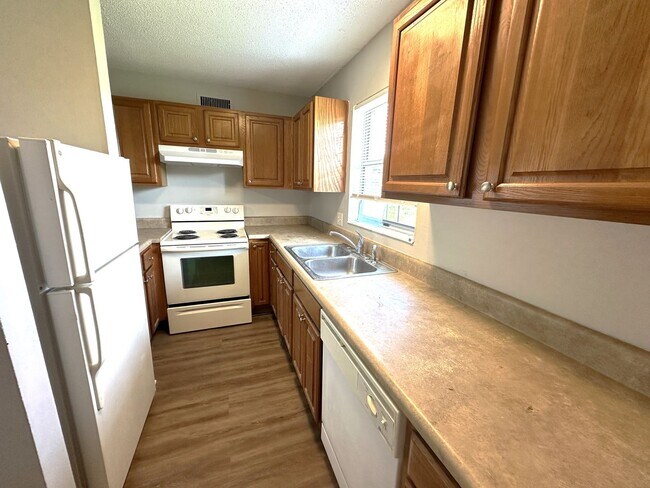 Building Photo - MODERN 2/1 TWN 2nd Story Unit w/ Washer/Dr...