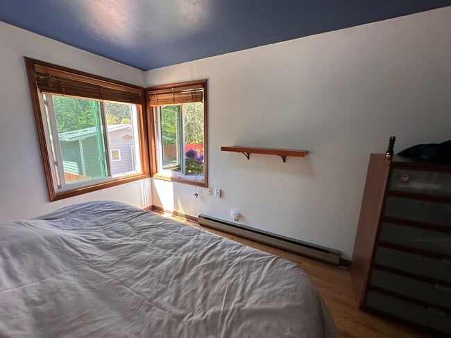 Building Photo - Cozy & Convenient 2-Bedroom Home with Larg...