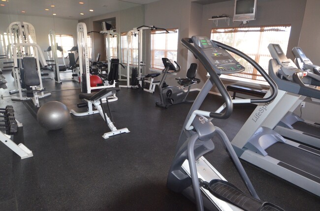 Building Photo - Spacious Pet Friendly 2bd/2ba Condo with G...