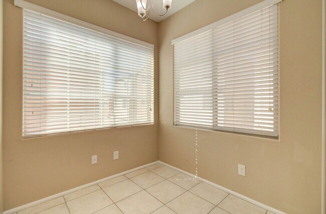 Building Photo - 2014 N 77th Dr