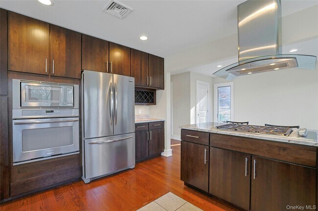 Building Photo - 300 Clausland Mountain Rd