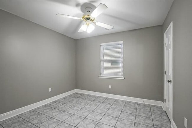 Building Photo - Lovely updated home in Suncrest Subdivision