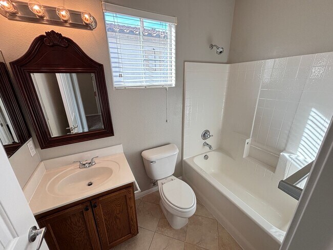 Building Photo - Gorgeous 3Bed/2.5Bath/2Car, 2-Story Home located in Loretta Bay