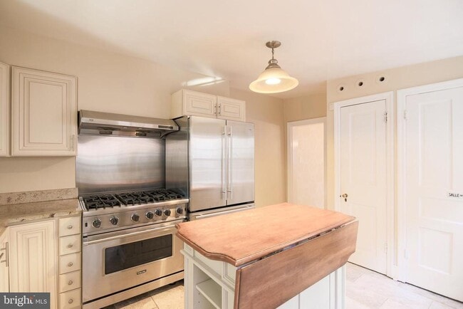 Building Photo - 217 S Lee St