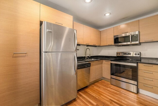 Building Photo - 2bed/1.5 bath Stylish Condo in LoHi