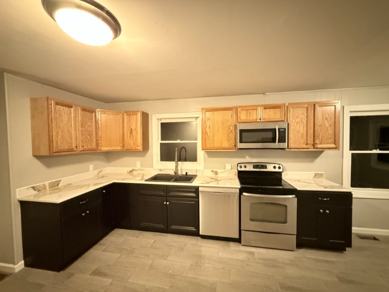 Building Photo - 205 Alesa Dr